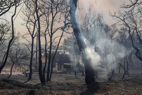 After heat wave, wildfires threaten seaside homes outside the Greek capital